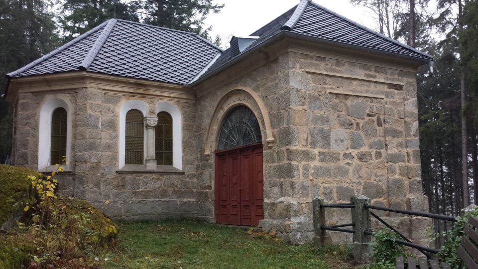 Uvnitř kaple se nachází skalka s údajnými stopami Panny Marie