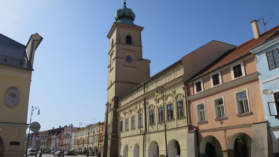 Litomyšlská stará radnice byla postavena v roce 1418, ve zdi najdete český loket i značku výšky vody při velké povodni v roce 1781