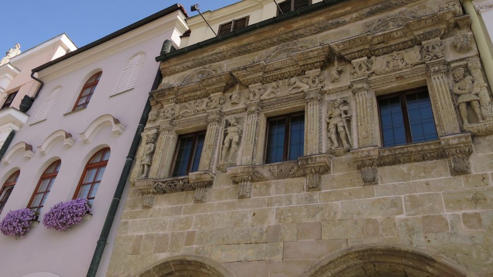 Renesanční Dům U Rytířů vyzdobil ve čtyřicátých letech 16. století kameník Blažek