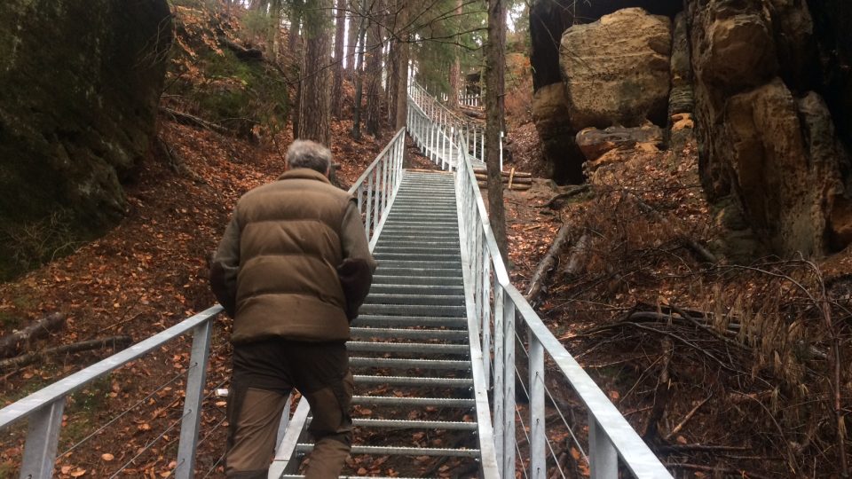Nové lávky a schody na skalní hrádek Falkenštejn na Jetřichovicku sklízejí na sociálních sítích kritiku