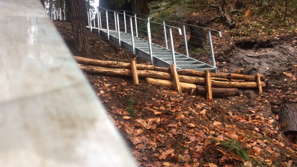 Nové lávky a schody na skalní hrádek Falkenštejn na Jetřichovicku sklízejí na sociálních sítích kritiku