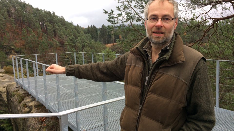 Nové lávky a schody na skalní hrádek Falkenštejn obhajuje Tomáš Salov ze správy národního parku