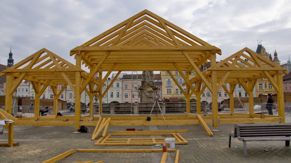 Příprava na adventní trhy na náměstí Přemysla Otakara II. v Českých Budějovicích