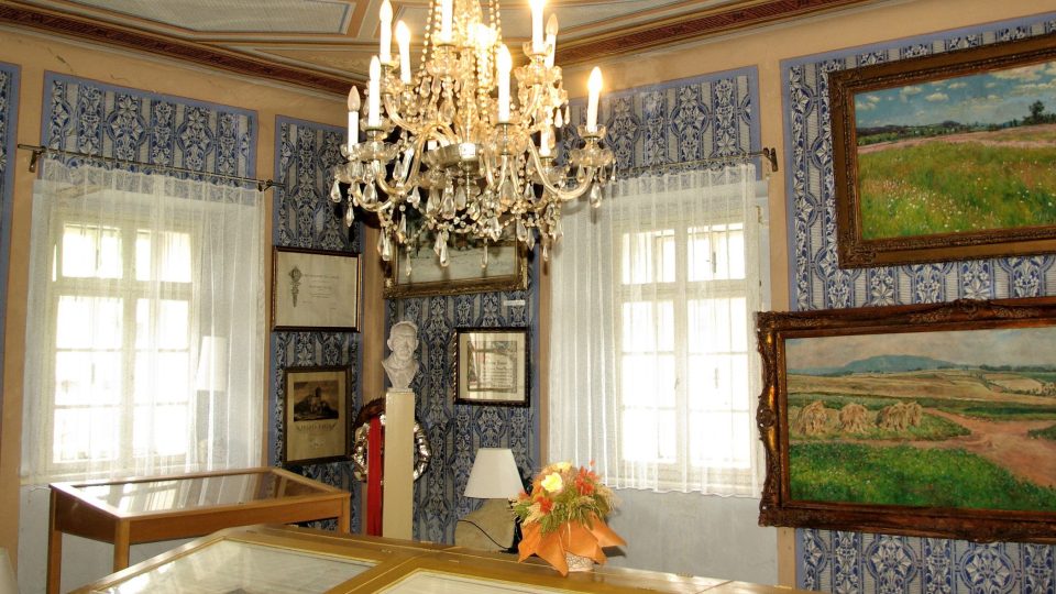 Modrý pokoj býval pracovnou pátera Antonína Marka. Dnes je v něm i část expozice z tvorby malíře Františka Kavána