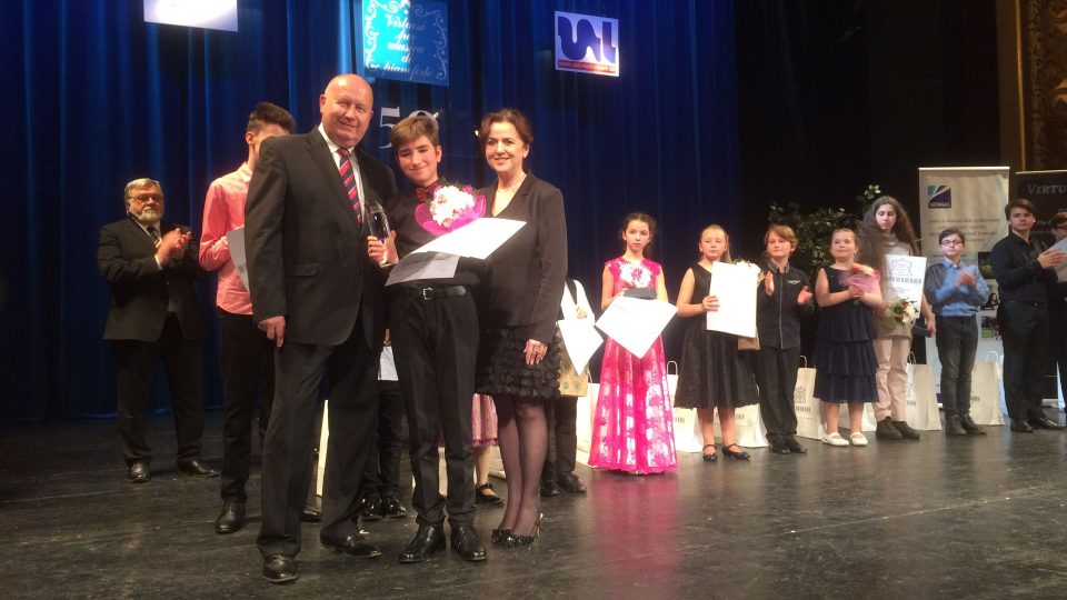 Absolutnímu vítězi Zvjezdanu  Vojvodićovi (14 let) předali ocenění hejtman Oldřich Bubeníček (KSČM) a primátorka Věra Nechybová (BEZPP za UFO)