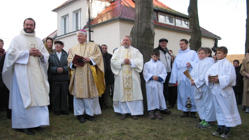 Žehnání zvonům ve Svatém Poli na Příbramsku 