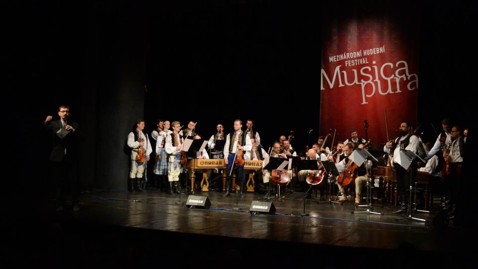VUS Ondráš a Ostrava Cimbalom Orchestra, vlevo moderátor David Pavlíček