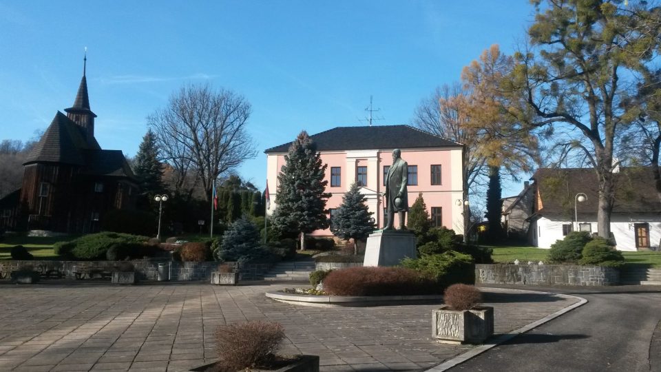 Hodslavické chlouby - kostel sv.Ondřeje, budova obecního úřadu, socha Františka Palackého a jeho rodný dům