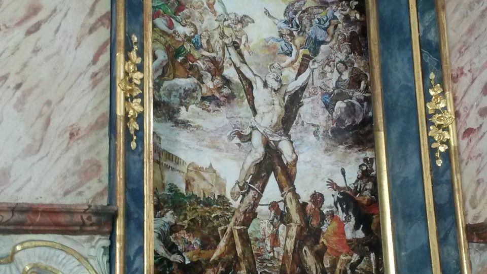 Původní dřevěná socha sv. Ondřeje byla z kostela ukradena. Dnes ji nahrazuje alespoň obraz na hlavním oltáři
