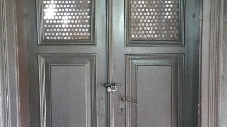 Vstupní dveře do kostela s datačním štítkem
