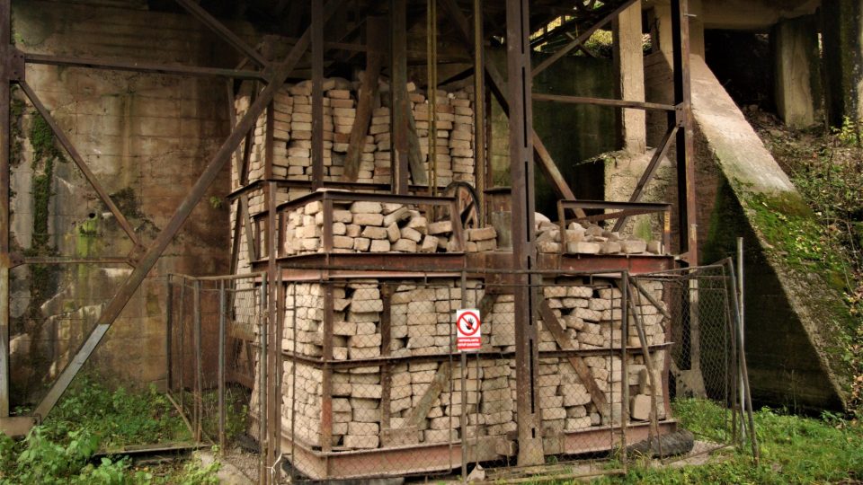 Závaží tažného lana u lanovky na vápenec v Černém dole