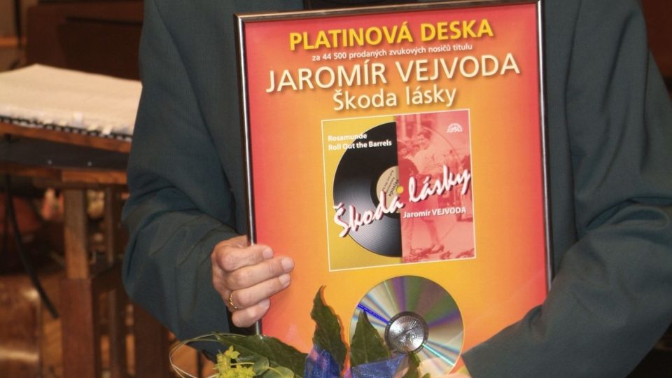 Josef Vejvoda s oceněním za platinovou desku