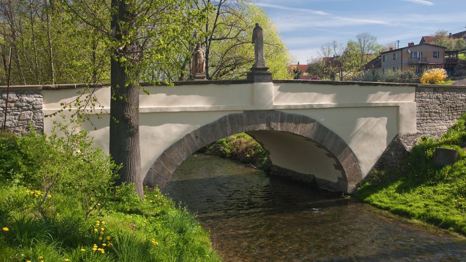 Kamenný most vede z centra obce do historicky nejstarší části z 12. století