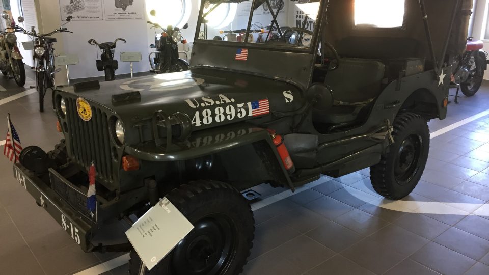 Jeep americké armády v expozici muzea veteránů