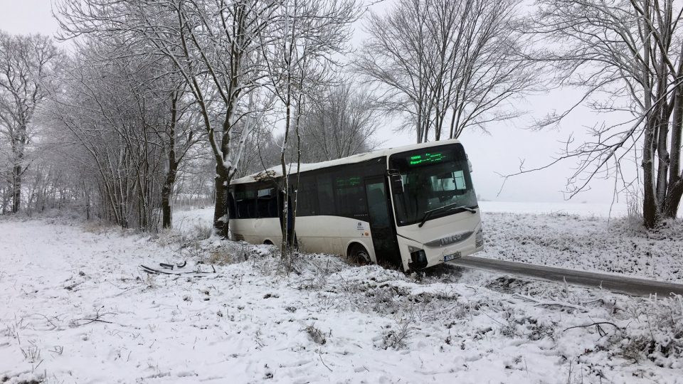 Nehoda autobusu u Ločenic si vyžádala jeden lidský život a řadu zraněných