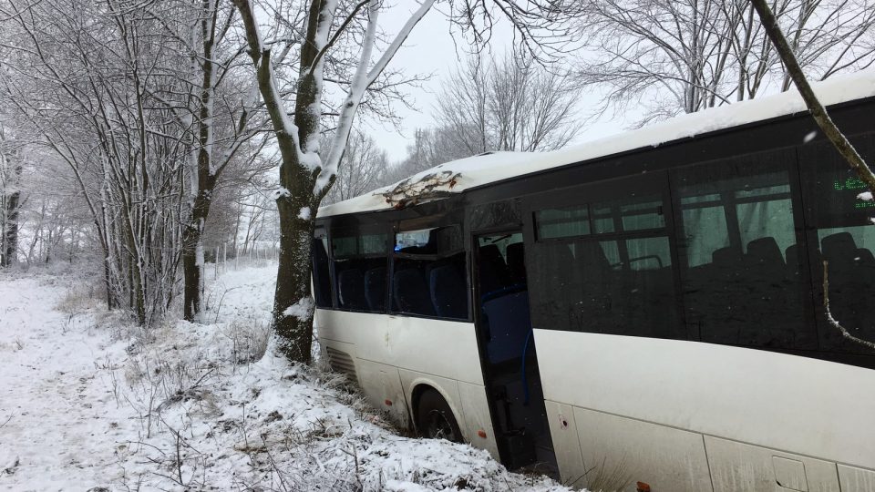 Nehoda autobusu u Ločenic si vyžádala jeden lidský život a řadu zraněných