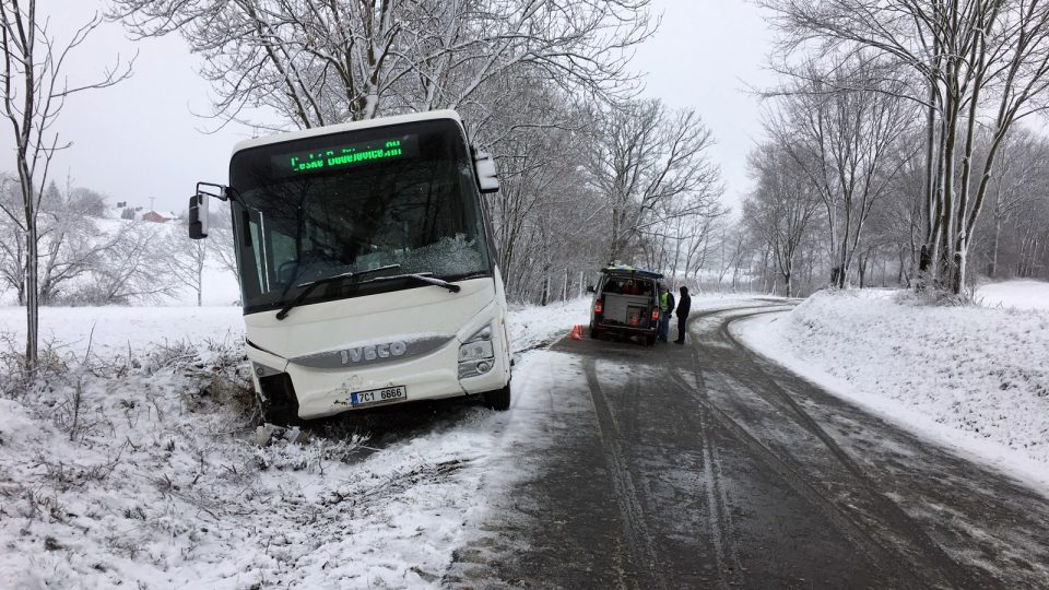 Nehoda autobusu u Ločenic si vyžádala jeden lidský život a řadu zraněných