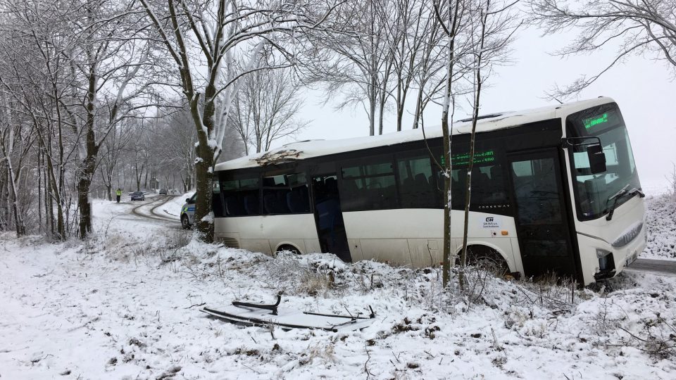 Nehoda autobusu u Ločenic si vyžádala jeden lidský život a řadu zraněných