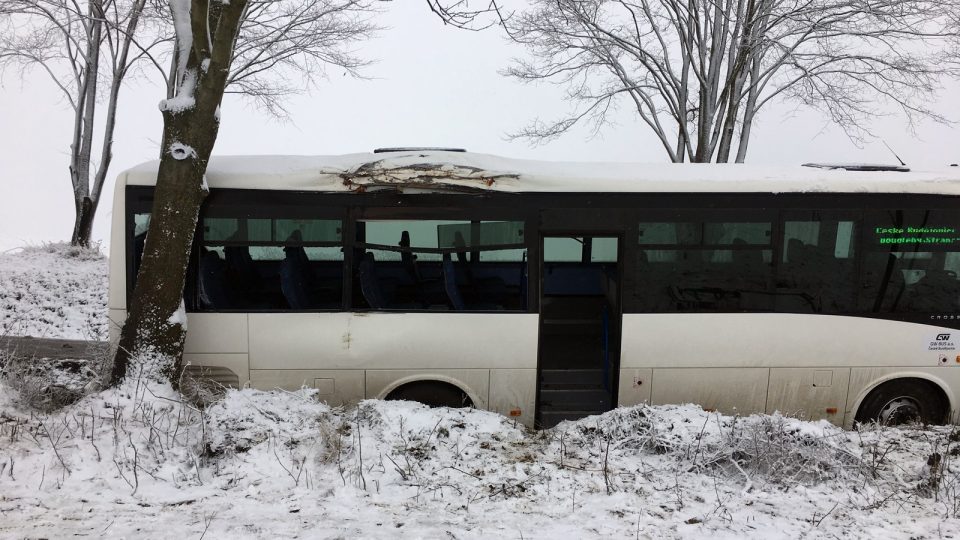 Nehoda autobusu u Ločenic si vyžádala jeden lidský život a řadu zraněných