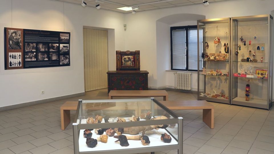 Výstava U Sychrovských na půdě v Prácheňském muzeu v Písku ukazuje nejstarší české loutky