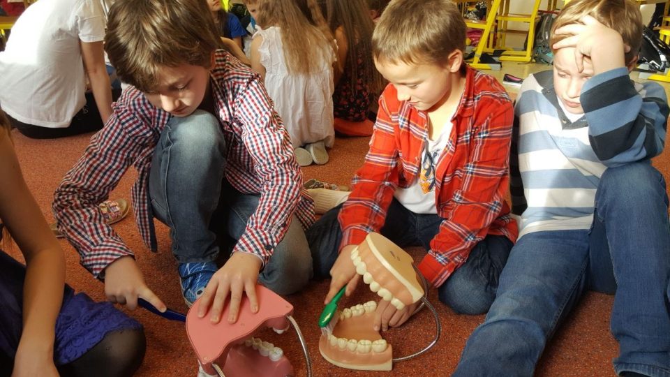 Studentky zdravotnické školy vysvětlily dětem, jak si správně čistit zuby. Projekt Zdravý zoubek už má v Jindřichově Hradci tradici