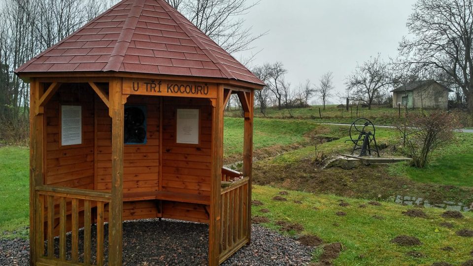 V altánu se turisté dočtou o historii osady Tří kocourů