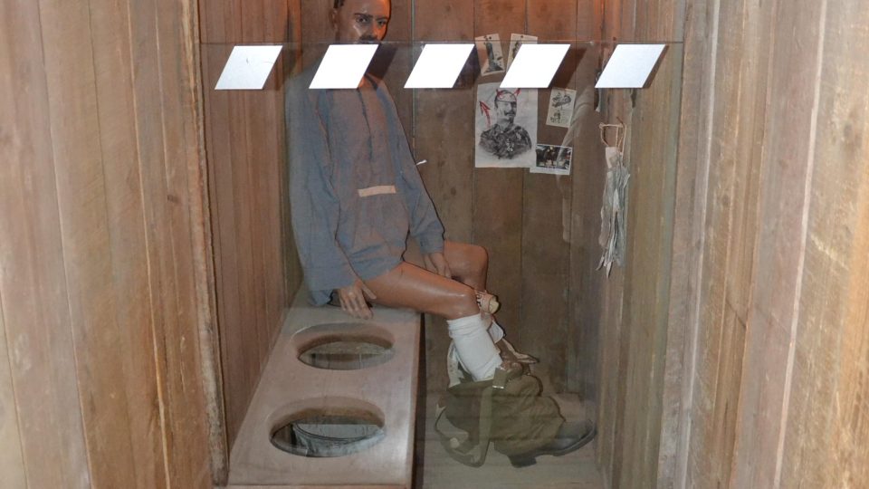 V zákopech trávily vojáci dlouhé týdny, toalety byly nezbytností