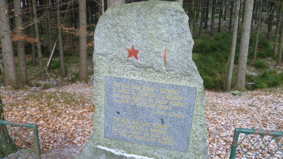 Text na náhrobku je český i ruský
