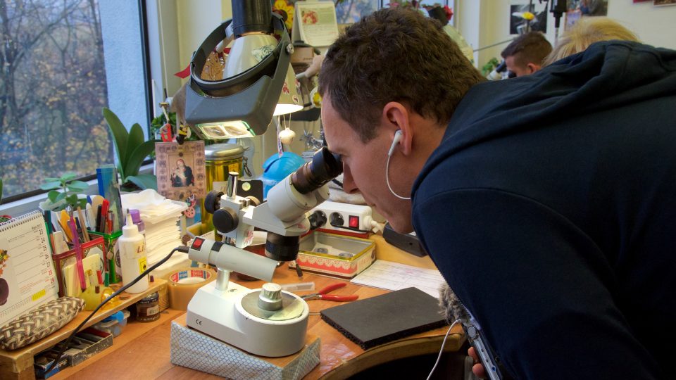 Redaktor Sobotka se dívá na minci mikroskopem
