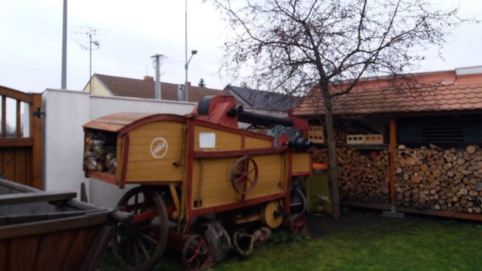Na dvoře Starého kvartýru se najdou i historické zemědělské stroje