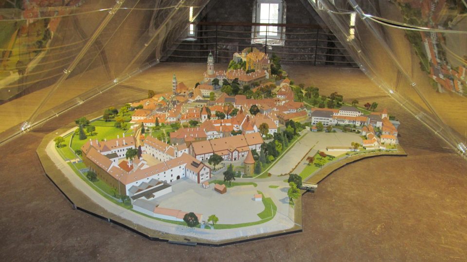 Model města mezi krovy kláštera klarisek uvnitř českokrumlovských klášterů