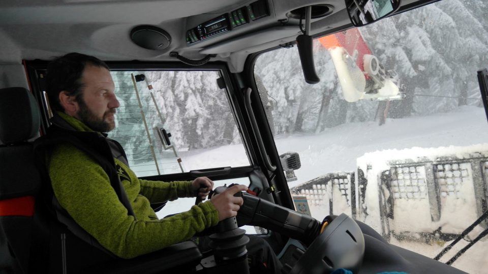 Moderní rolby se do kopce přitahují pomocí navijáku a ocelového lana