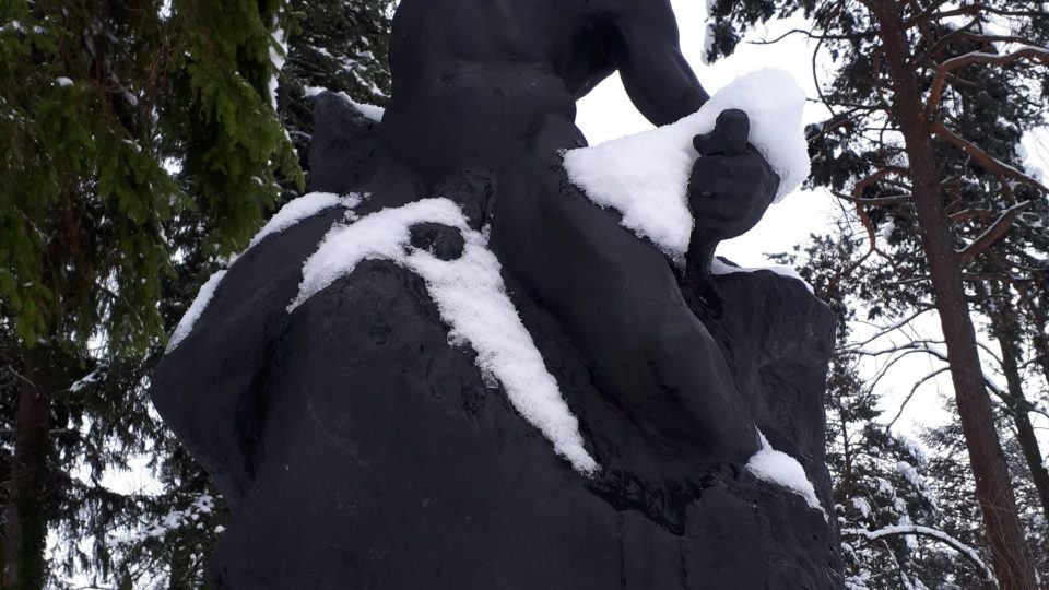 Nově je tady také umístěna replika sochy Albína Poláška nazvaná Strujce svého osudu