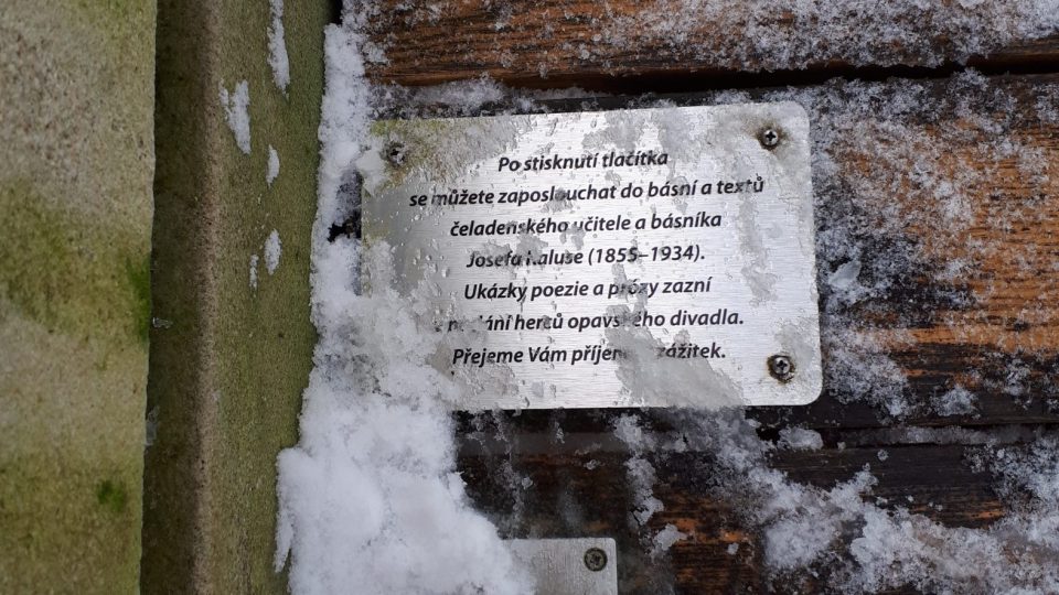 Tímto nenápadným tlačítkem umístěným vedle busty Josefa Kaluse si můžete spustit mluvený text o životě a díle tohoto básníka