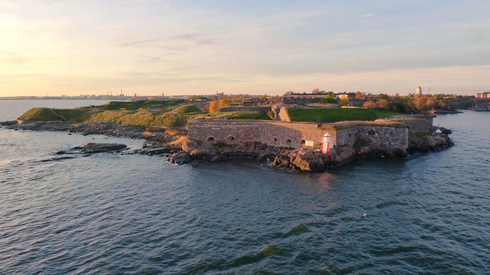 Pevnost Suomenlinna se rozkládá na osmi ostrovech