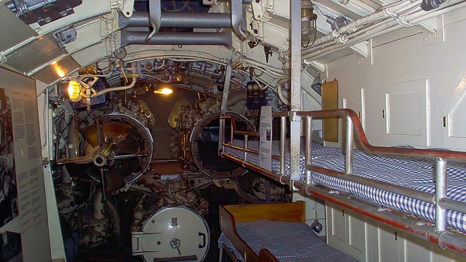Muzejní expozice uvnitř historické ponorky