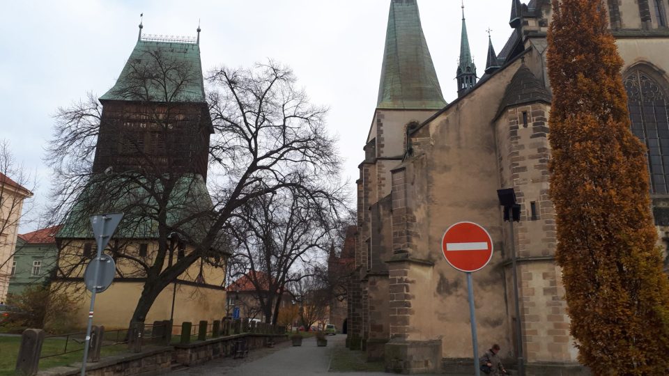 Okolí Pražské brány, zvonice i kostela sv. Bartoloměje bylo kdysi v rámci městských hradeb ještě samostatně upevněn a vytvářel tak unikátní komplex