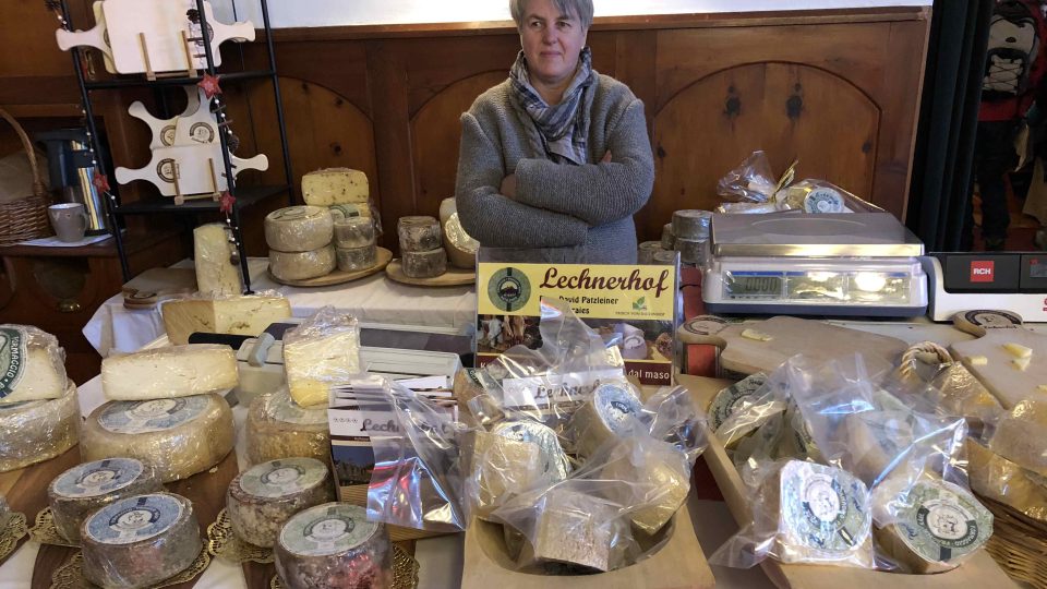 Nadělte k Vánocům pořádný kus sýra, lákají prodejci v Jižním Tyrolsku