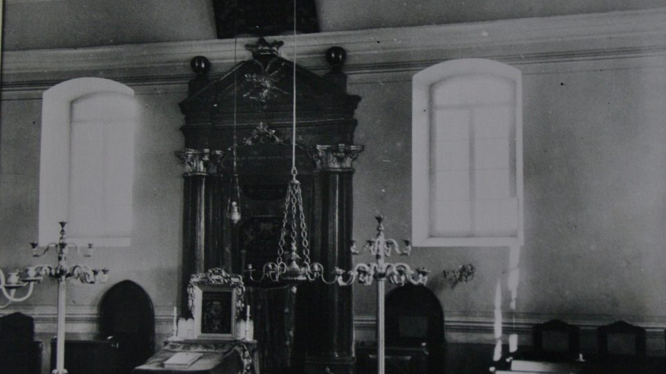 Historická fotografie původního interiéru synagogy