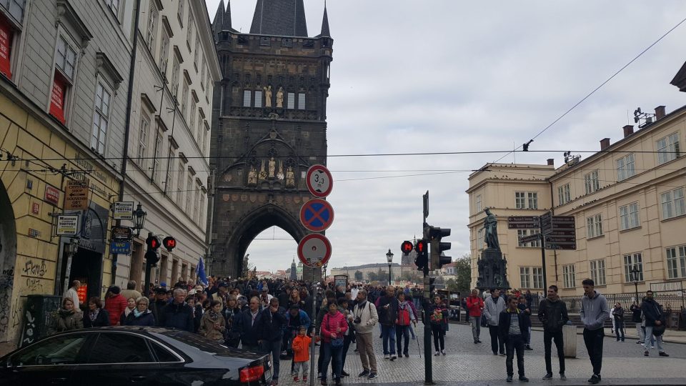 Pár kroků od Anenského náměstí je Křižovnické náměstí a Karlův most