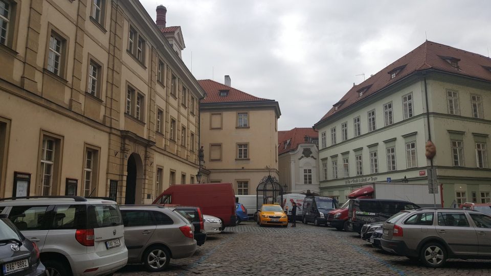 Vpravo divadlo Na Zábradlí, za ním Pachtův palác