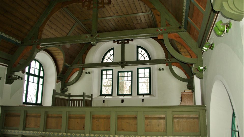 Dřevěný strop kostela má secesně ozdobené krovy