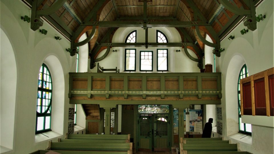 Interiér evangelického kostela ve Strážném
