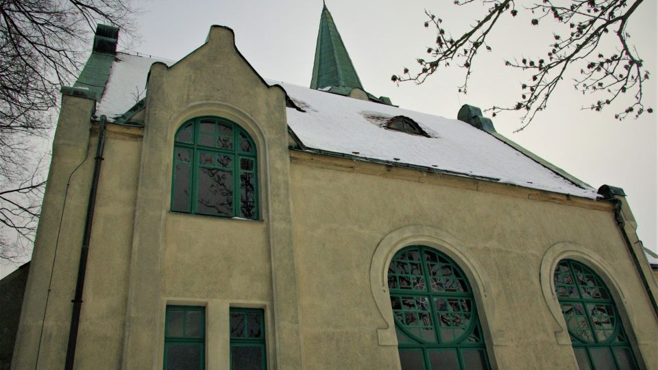 Pohled na kostel ze strany od Herlíkovic