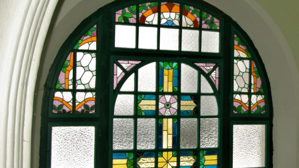 Vitrážové okno v průčelí evengelického kostela ve Strážném