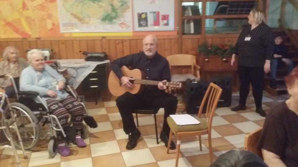 Ježíškova vnoučata uspořádala koncert pro seniory ve Velkém Březně