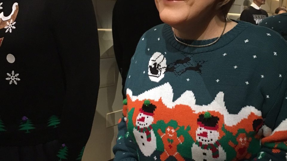 Vosková Angela Merkelová ve vánočním svetru