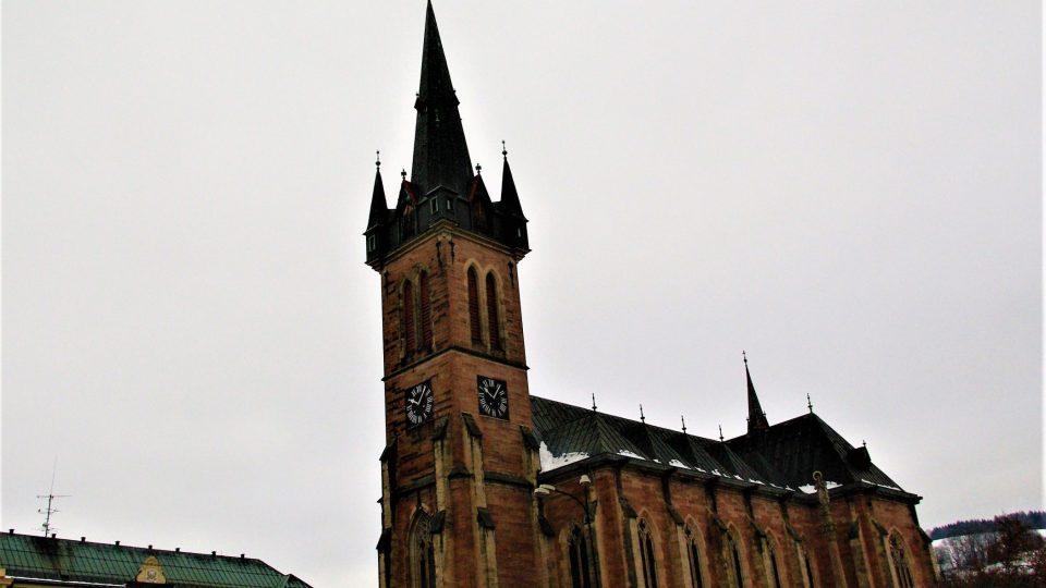 Děkanský kostel sv. Vavřince stojí přímo proti historickým štítovým domům