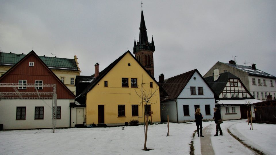 Historické štítové domky pohledem ze dvora a ze zahrady