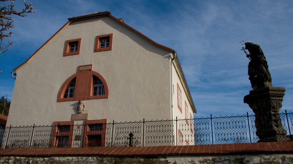 Městské muzeum v Mimoni se sochou sv. Jana Nepomuckého